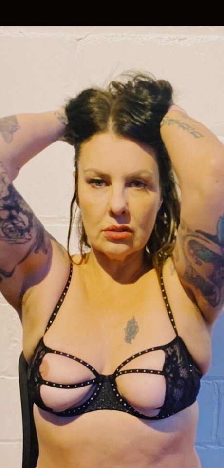 お金 オンリーファンズ エロチック 画像