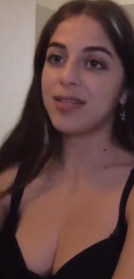 巨大な天然おっぱいオンリーファンズ セクシーヌード 写真