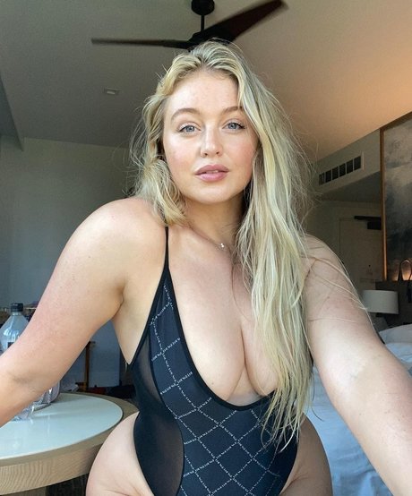 Iskra Lawrence 美しいスター アーカイブ