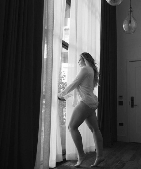 Iskra Lawrence ポルノスター エロティック 画像