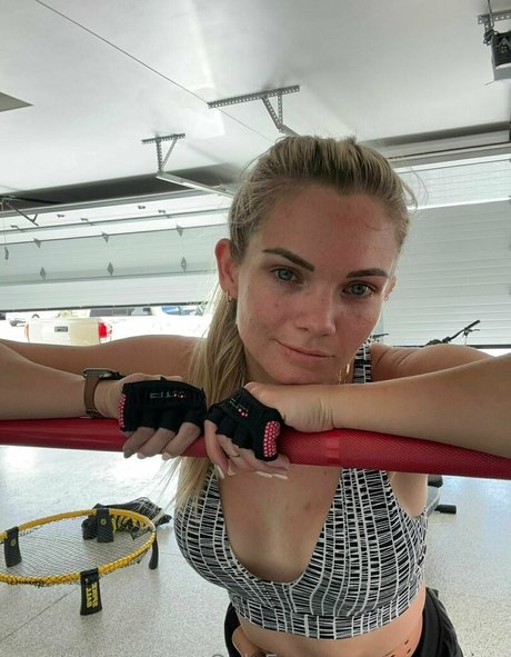 ezrapaige ホットなモデル 写真