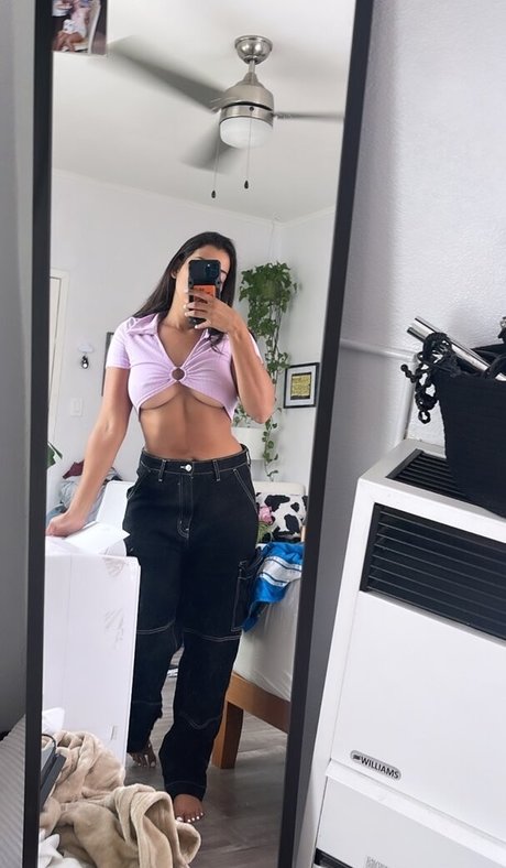 アジア人のティーンの足 オンリーファンズ エロチック ギャラリー