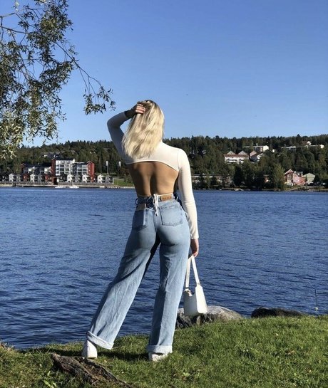 Arielle Burstrom セクシー女優 写真