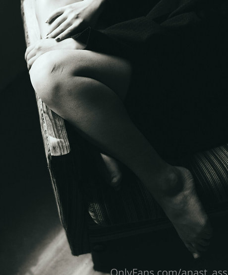 肉厚マンコオンリーファンズ ヌード 写真