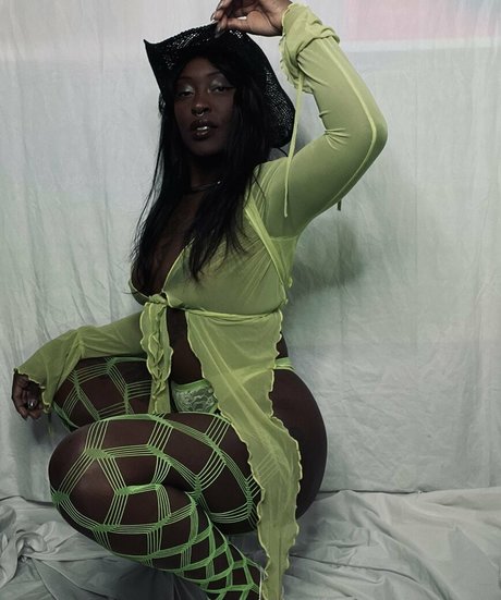 Deebott 裸の女優 画像