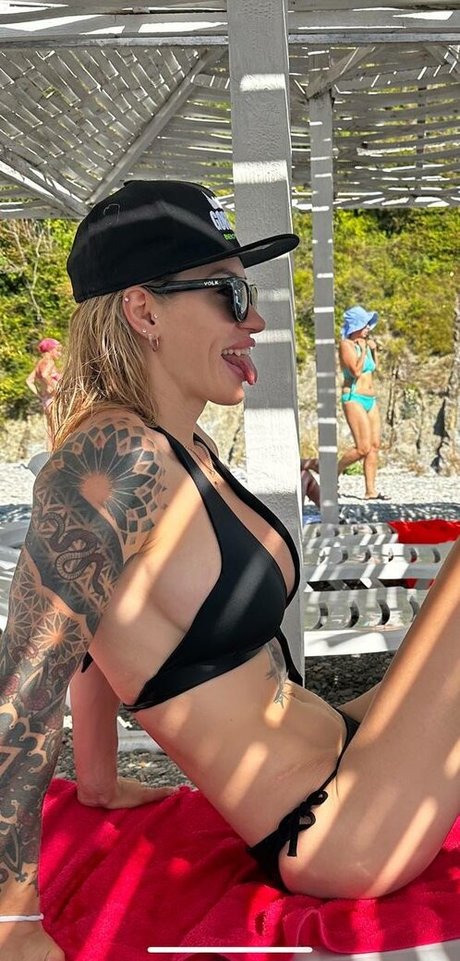 熟女クーガーオンリーファンズ アートヌード 写真