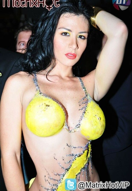 曲線美のラテン系オンリーファンズ 裸 写真