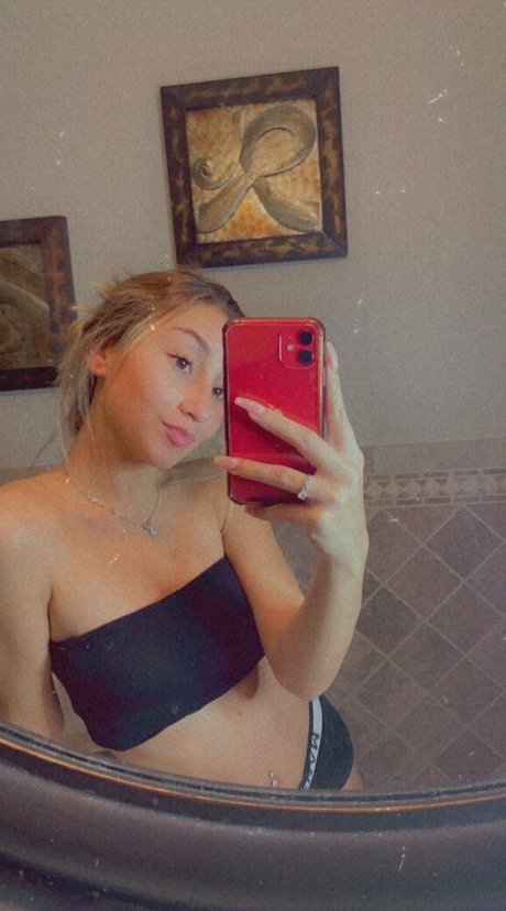 毛深いラテン系オンリーファンズ セクシーヌード 写真