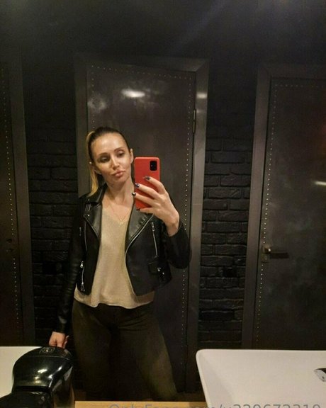 かわいいティーンのオンリーファンズ ポルノグラフィック 写真