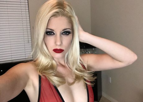 char stokely トップ女優 写真