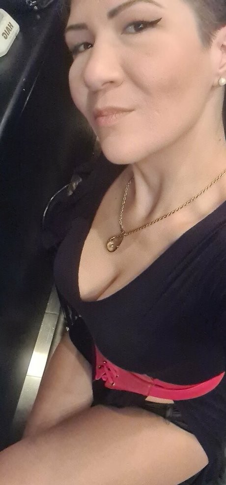 曲線美のラテン系オンリーファンズ 美しい裸 画像