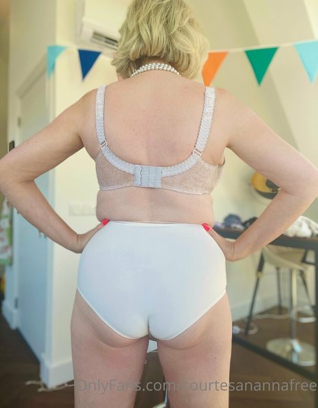 courtesanannafree セクシーなスター 画像