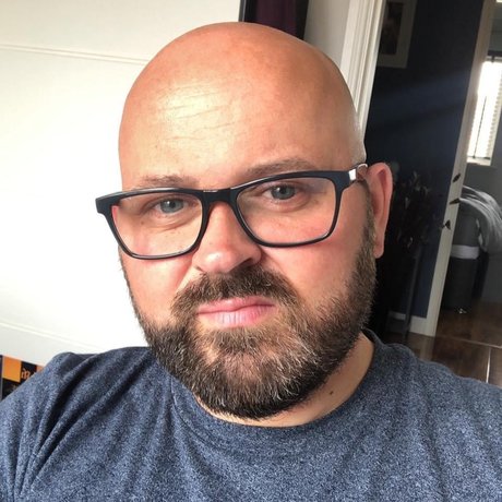 Hairy and chunky gay guy スター ヌード ギャラリー