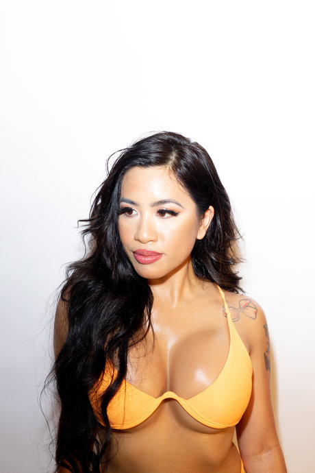 ラバーオンリーファン セクシー裸 写真