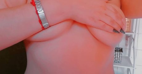 大きな黒い猫OnlyFans セクシーヌード 写真