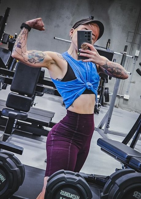 大きなお尻と巨乳のオンリーファンズ ヌード ギャラリー