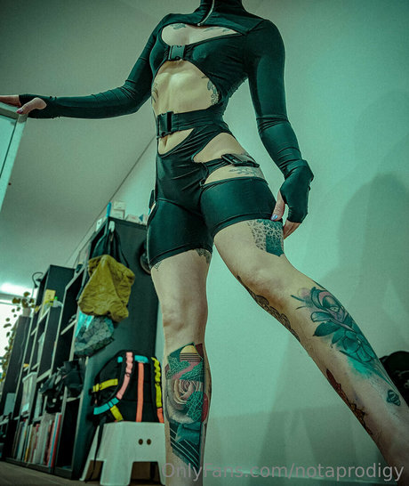 マッスルガールズオンリーファンズ セクシー裸 画像