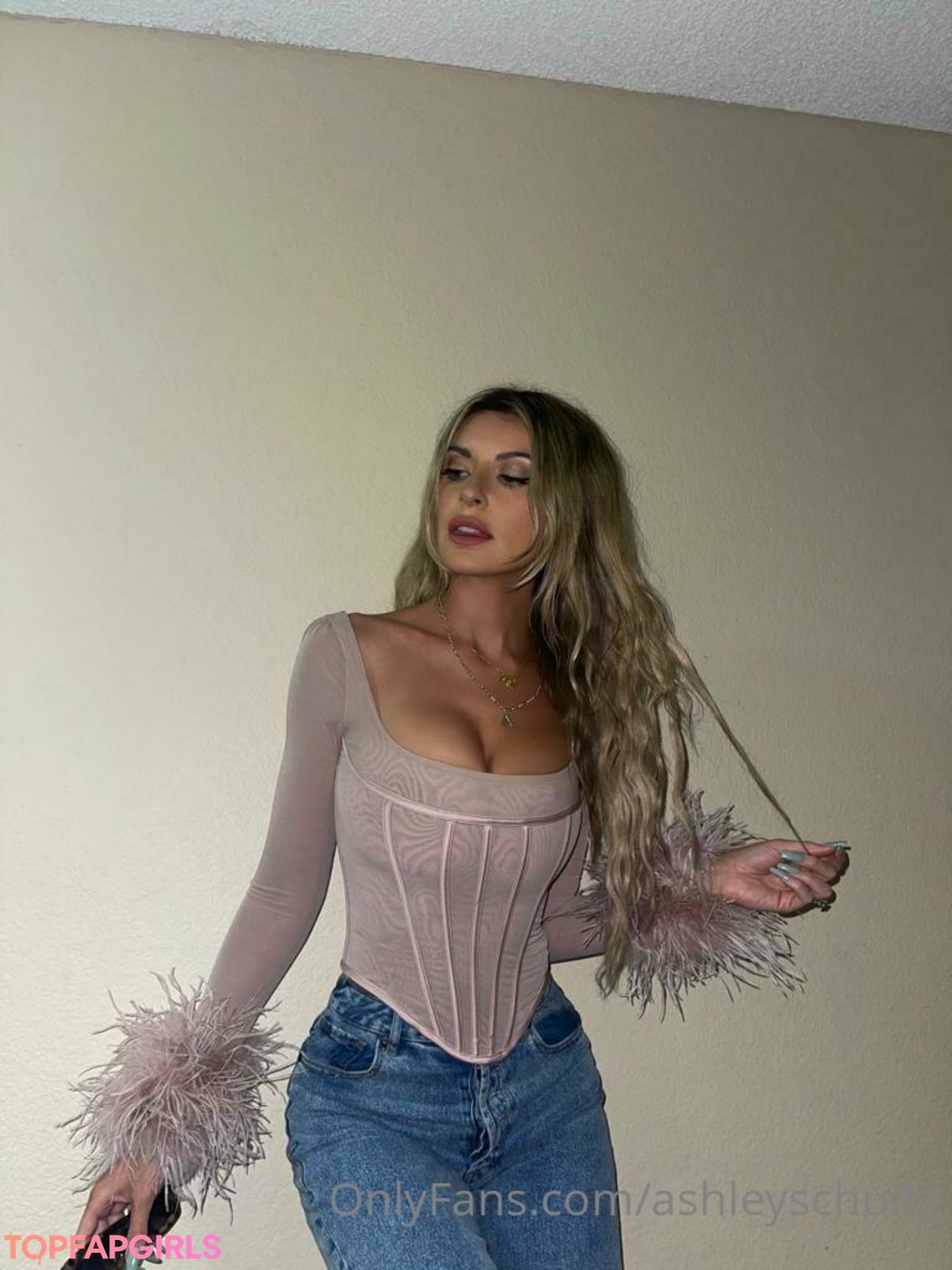 OnlyFansの普及 無料ポルノ 写真