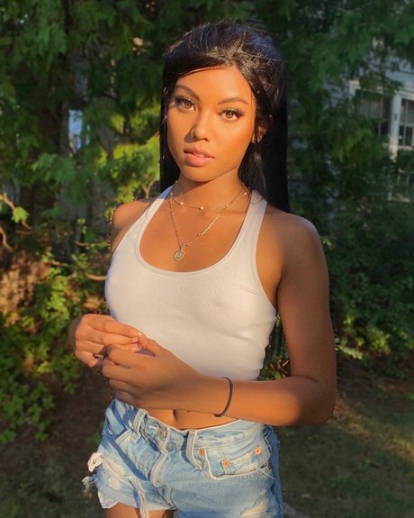 巨大なチンポを持つシーメールオンリーファンズ 裸 ギャラリー