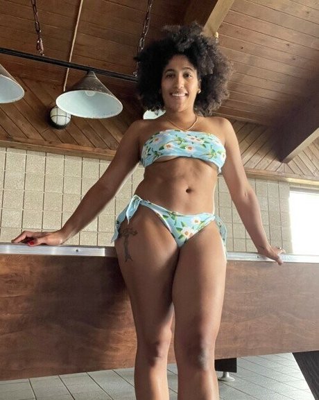 大きなお尻と巨乳のオンリーファンズ アダルト無料 画像