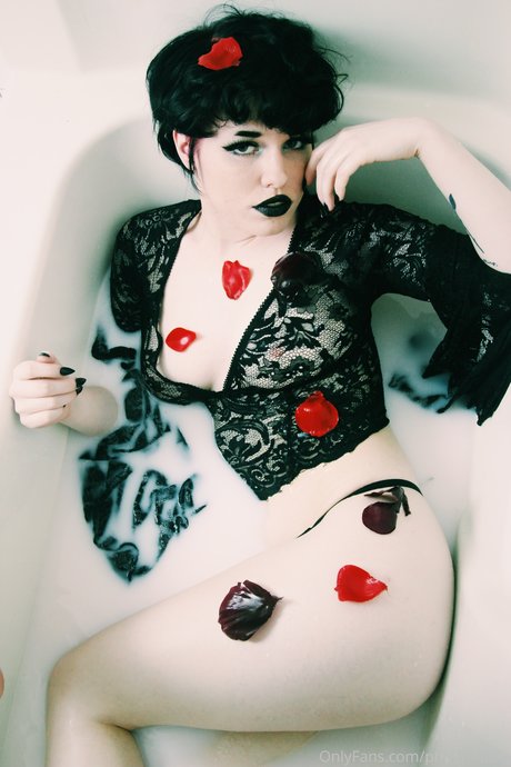 Phoenfatale 裸のモデル 写真