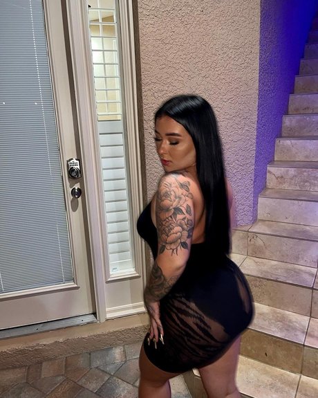 巨大な天然おっぱいオンリーファンズ セクシーヌード 写真