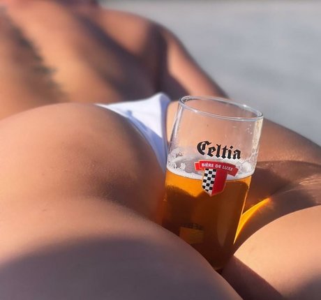 ヌード 屋外 OnlyFans アートポルノ 写真