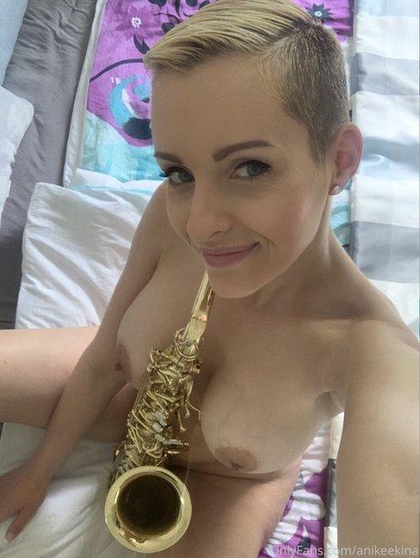 金髪のフェムボーイOnlyFans ホットセックス 画像