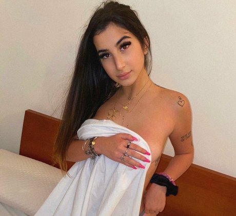 巨乳ティーンオンリーファンズ セクシーヌード 画像