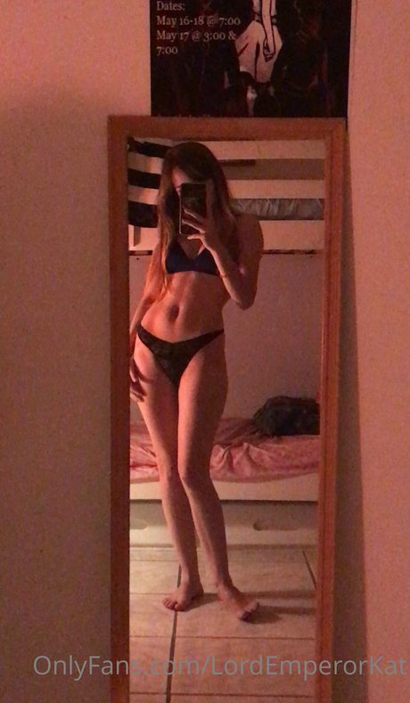 Kat ONLINE NOW かわいいスター 写真