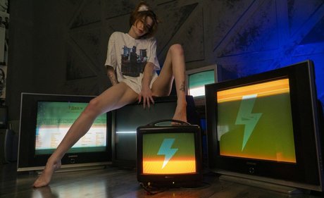 曲線美の女の子オンリーファンズ アートヌード 写真