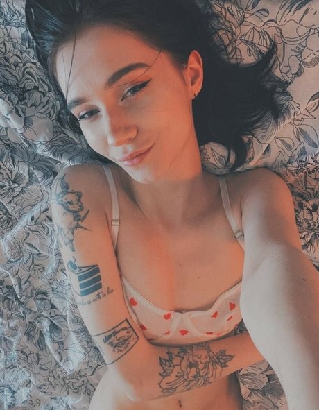 巨乳ブルネットオンリーファンズ 美しいヌード 写真