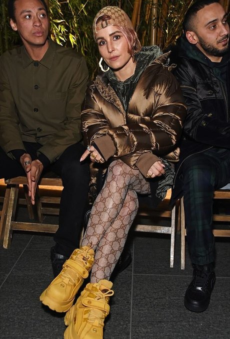 お金 オンリーファンズ セクシー裸 写真