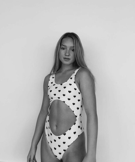 ティーン乱交OnlyFans 無料 写真