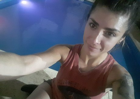 ピアス乳首オンリーファンズ セクシー裸 写真