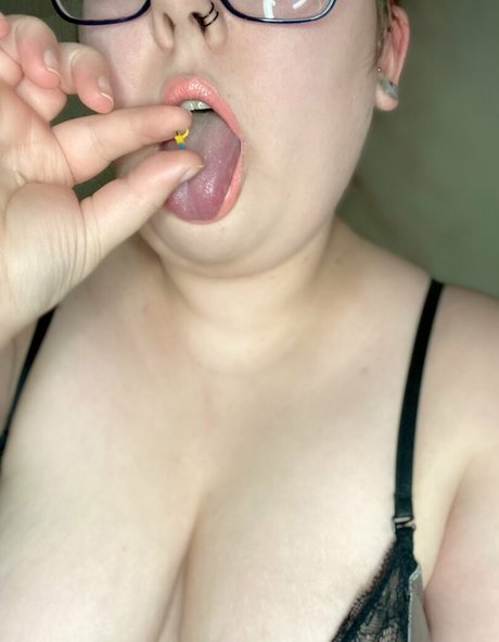 熟女クーガーオンリーファンズ セクシー裸 写真