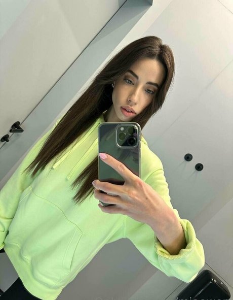 18歳のオンリーファンズ ホットヌード 画像