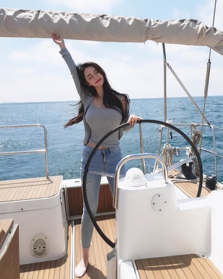 巨乳で曲線美のOnlyFans 可愛い 画像