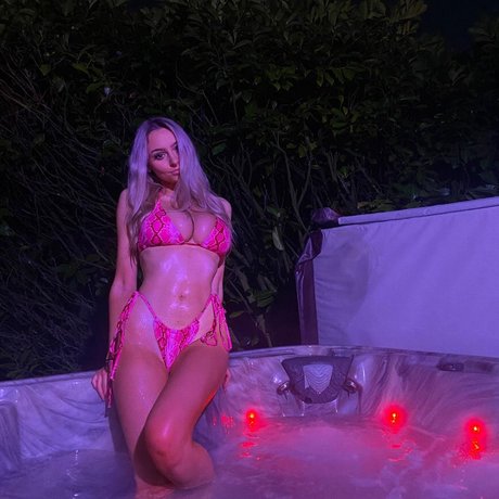 巨乳ティーンオンリーファンズ 裸 画像