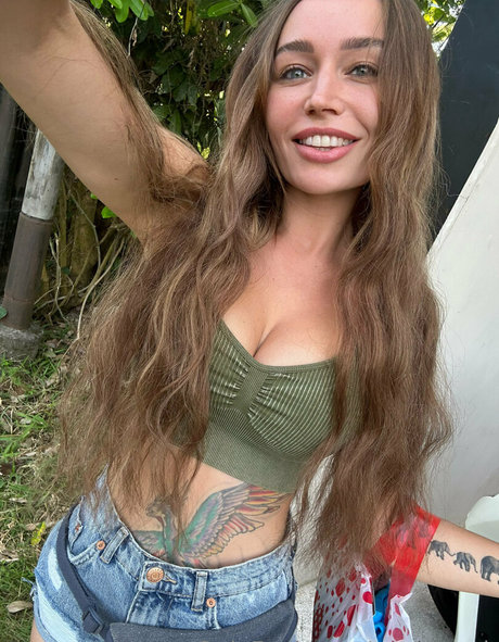 曲線美の女の子オンリーファンズ アート裸 画像