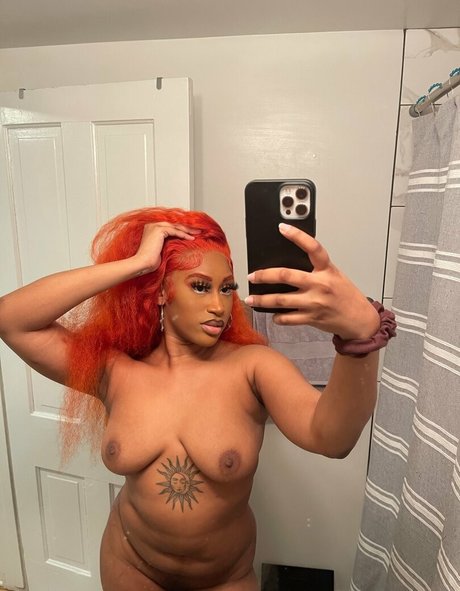 曲線美の女の子オンリーファンズ アダルト 写真