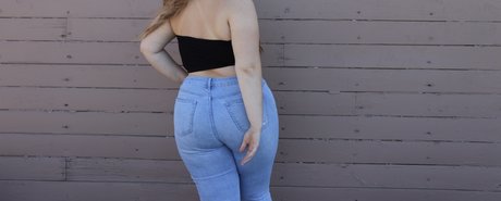 Adalyn ヌードモデル 写真