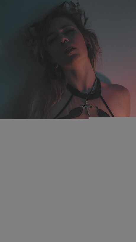 巨大なチンポを持つシーメールオンリーファンズ ポルノ 画像