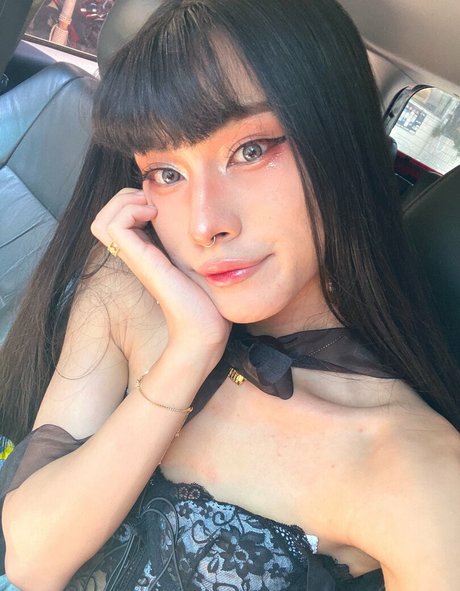 お金 オンリーファンズ エロチック 画像