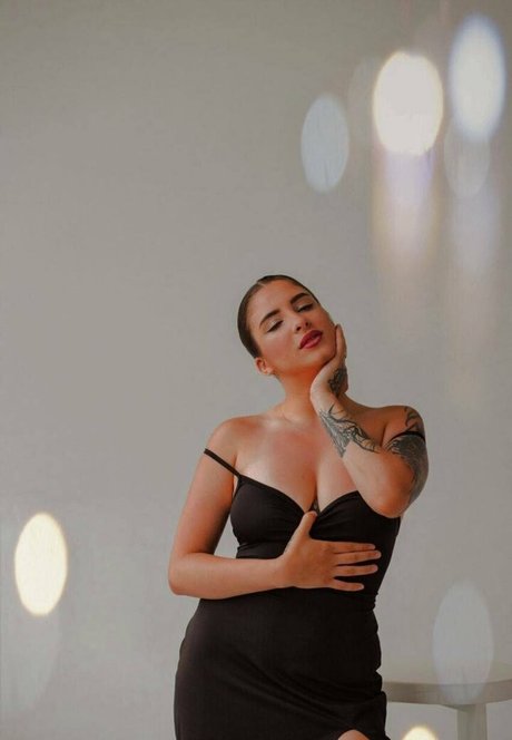 巨乳で曲線美のOnlyFans ポルノ 画像