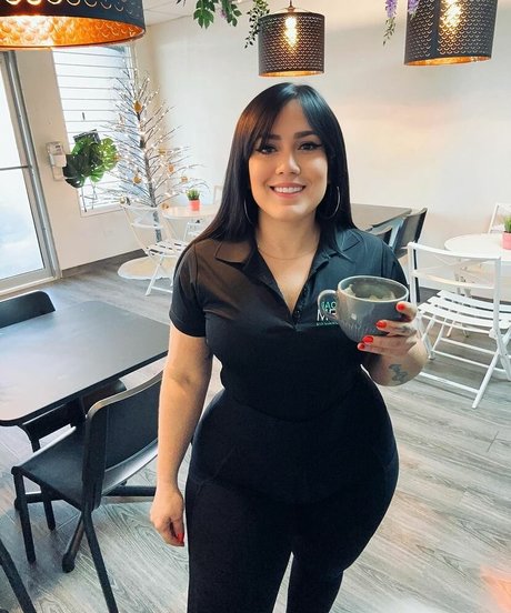 巨大な天然おっぱいオンリーファンズ 無料ヌード 画像