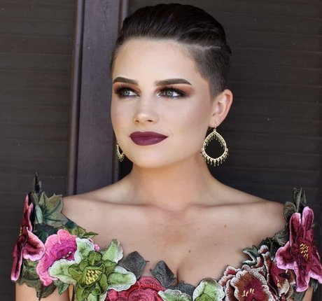 Hallie Clark ポルノスター ヌード 写真