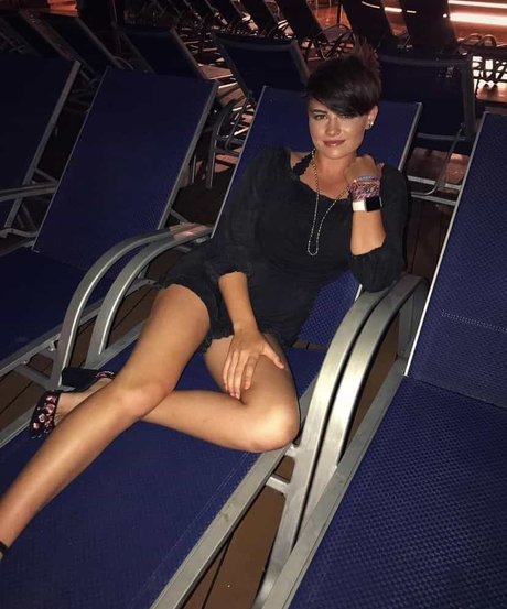 Hallie Clark ポルノモデル アーカイブ