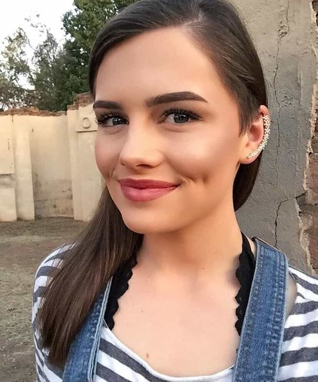 Hallie Clark スター ヌード 画像