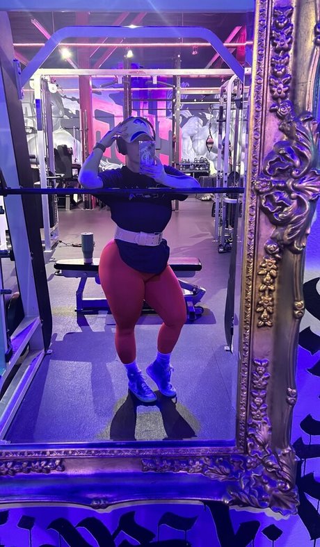 大きなお尻と巨乳のオンリーファンズ セクシーヌード 写真